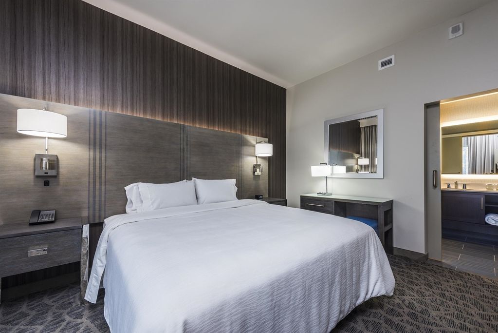Embassy Suites By Hilton Зе-Вудлендс Номер фото